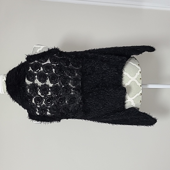 Fuzzy Black Lacy Back Vest - Picture 3 of 4